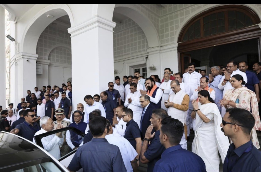 Bihar New CM Announcement LIVE: Nitish Kumar ने छोड़ा पद, पटना में BJP की हाई लेवल मीटिंग